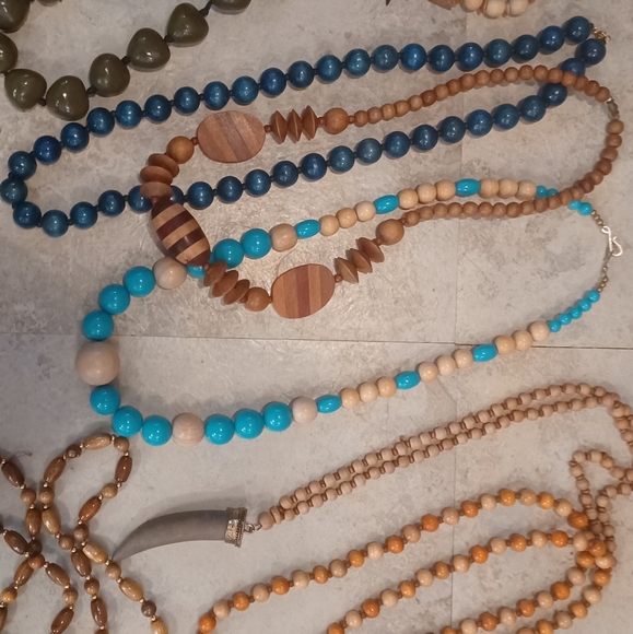 Lot of 8 wooden beaded necklaces - Picture 1 of 7
